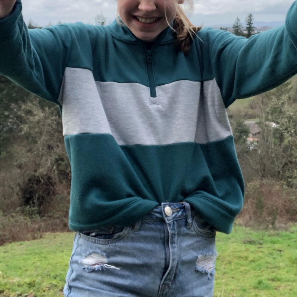 adorable cropped sweatshirt!
